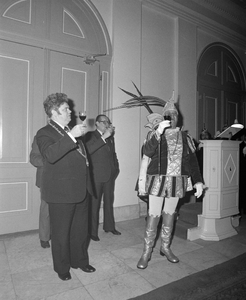 880923 Afbeelding van Prins Carnaval Martijn van Leemput en burgemeester H.J.L. Vonhoff, die het glas heffen tijdens de ...